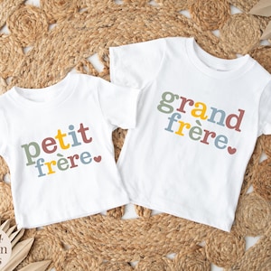 Peut inclure: Une tasse en céramique blanche avec une anse noire et le texte "But First, Coffee" en noir, en gras. La tasse est posée sur une surface blanche. La tasse mesure environ 10 cm de haut.