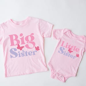 Große mittlere kleine Schwester T-Shirt, Schwester-Baby-Body, Baby-Dusche-Geschenk, Sis Reveal Shirt, Schwangerschaftansage Shirt, natürliches Kleinkind-Shirt