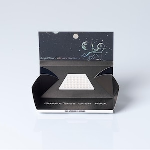 Pacchetto Orbita di SmokeBros. Confezione 5 in 1. 33 documenti lunghi, 33 consigli. Con macinacaffè, con vassoio e spazio di archiviazione. Tutto in uno. Ideale per andare in giro, protetti dal vento