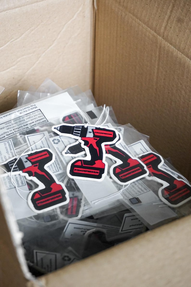 K&ouml;nnte beinhalten: Eine Schachtel voller Aufkleber mit einem rot-schwarzen Bohrmaschinendesign. Die Aufkleber tragen die Aufschrift "#TRADEFRESHUK" und "TRADEFRESHUK". Die Aufkleber sind in durchsichtigem Kunststoff verpackt.