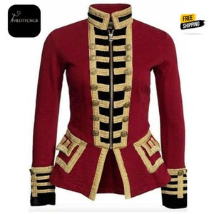 Könnte beinhalten: Eine rote Jacke im Militärstil mit goldenen und schwarzen Verzierungen. Die Jacke hat einen Reißverschluss und einen Stehkragen.