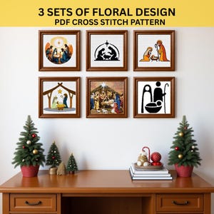 Könnte beinhalten: Sechs gerahmte Kreuzstichmuster mit Weihnachtsszenen hängen an einer weißen Wand. Die Rahmen sind braun. Der Text oben lautet "3 SETS OF FLORAL DESIGN PDF CROSS STITCH PATTERN". Zwei kleine Weihnachtsbäume stehen auf einem Holzschreibtisch.