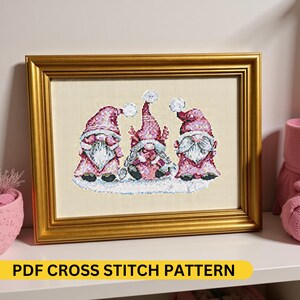 Patrón de punto de cruz de gnomo navideño rosa en PDF / Trío festivo navideño / Diseño de bordado DIY / Decoración de invierno / Descarga instantánea