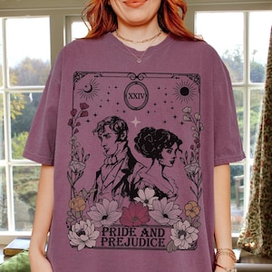 Camiseta con la carta del tarot Orgullo y prejuicio, artículos de merchandising literario de Jane Austen para amantes de los libros, camiseta con el libro Comfort Colors®, regalo de Light Academy para lectores