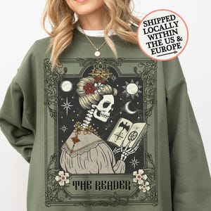 Felpa carta tarocchi "The Reader" con scheletro lettore in stile medievale, pullover mistico dark academia, regalo per amanti della lettura