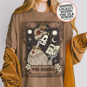 T-shirt carta tarocchi "The Reader" con scheletro lettore in stile medievale, tshirt mistica dark academia, regalo per amanti della lettura
