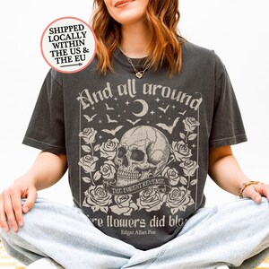 T-shirt con teschio, rose e frase di Edgar Allan Poe, maglietta mistica con luna, stelle e pipistrelli con look gotico per amanti dei libri