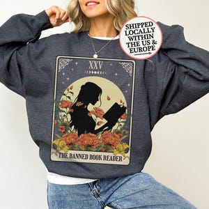 Sudadera con lector de cartas del tarot de The Banned Book, suéter de lectura de Dark Academy, regalo místico para amantes del tarot, suéter floral bohemio con fase lunar