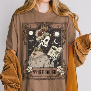 Die Leser-Tarot-Karte Comfort Colors® Shirt, mittelalterliches Skelett-Lese-T-Shirt, mystisches Bücherwurm-T-Shirt, himmlisches Geschenk für Buchliebhaber