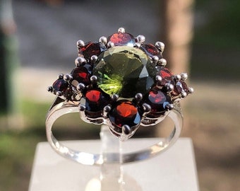 Echter Moldavit Ring aus 925er Sterlingsilber silberfarben mit roten Granaten rund. Moldavit Schmuck / Tektit / Meteorit Edelstein.