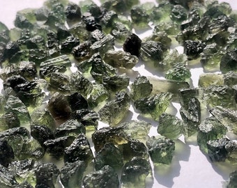 Råa moldavitkristaller: Tjeckiska helande stenar (0,4-1,5 gram)