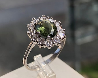 Facettierter Moldavit Ring aus 925 Sterling Silber mit Zirkonia Steinen Rund. Vltavin / Tektit / Meteorit.