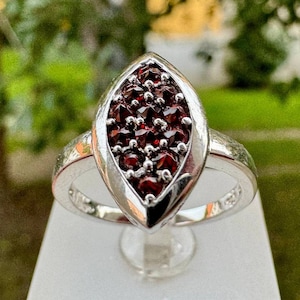 Handgemachter Tschechischer Granat Ring: Geometrischer Sterling Silber Schmuck