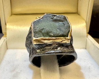 Handcrafted Moldavite Women&#39;s Ring in 925 Textured Silver with Gold-Plated Inlays – Brutalist Style
