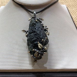 Echter Moldavit-Rohsteinanhänger 100% natürlich mit zertifiziertem Edelstein aus der Tschechischen Republik 925 Sterling Silber Handgefertigter Designer Schmuck