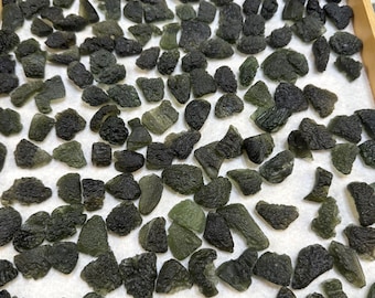 Pedra Moldavita Autêntica (3-4g): Cristal de Tektite Tcheco