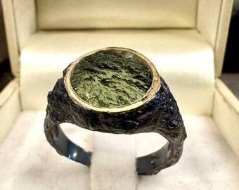 Handgefertigter Moldavit-Herrenring aus 925er Silber mit Gold-Plattierung im Brutalismus-Stil
