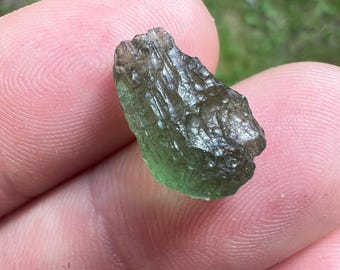Gota de Moldavita: Cristal de Moldavita Bruto Autêntico (1 cm x 1 cm, 1,5 gramas)