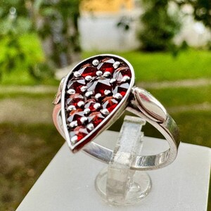 Handgemachter Tschechischer Granat Ring: Geometrischer Sterling Silber Schmuck