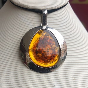 Natürlicher Bernsteinanhänger und 925er Silberanhänger, Butterscotch-echter Bernsteinanhänger, Geburtsstein-Heilbernsteinanhänger Cognac-Farbe Bernstein