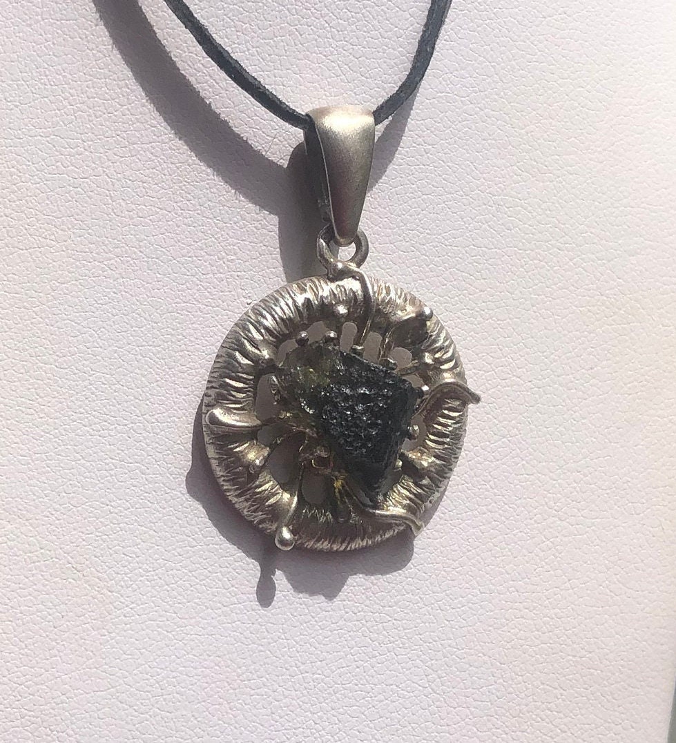 RHEA Czech MOLDAVITE PENDANT Sterling Silver Moldavit Moldawit Moldavites Moldavit Vltavin Bohemia Cut Green Meteorite Tektite Gems Gem