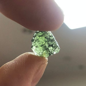 Äkta rå moldavitkristall: tjeckisk meteoritsten bild 9