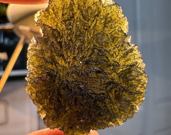 Moldavita Chlum: 19,2g Tectito Ouriço com textura marrom-esverdeada