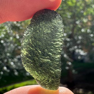 Roher Vrabce Moldavit Kristallstein: Authentischer grüner Edelstein, 5.7 Gramm Bild 3