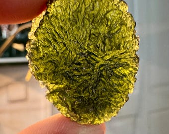 Ovo de Moldavita Verde Maçã: 15,7g Tektite Ouriço da Chlum