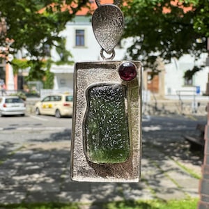 Echter Moldavit-Rohsteinanhänger 100% natürlich mit zertifiziertem Edelstein aus der Tschechischen Republik 925 Sterling Silber Handgefertigter Designer Schmuck