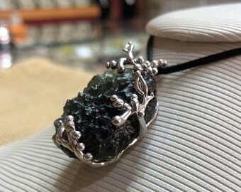 モルダバイト原石ペンダント：925スターリングシルバー、チェコ産宝石