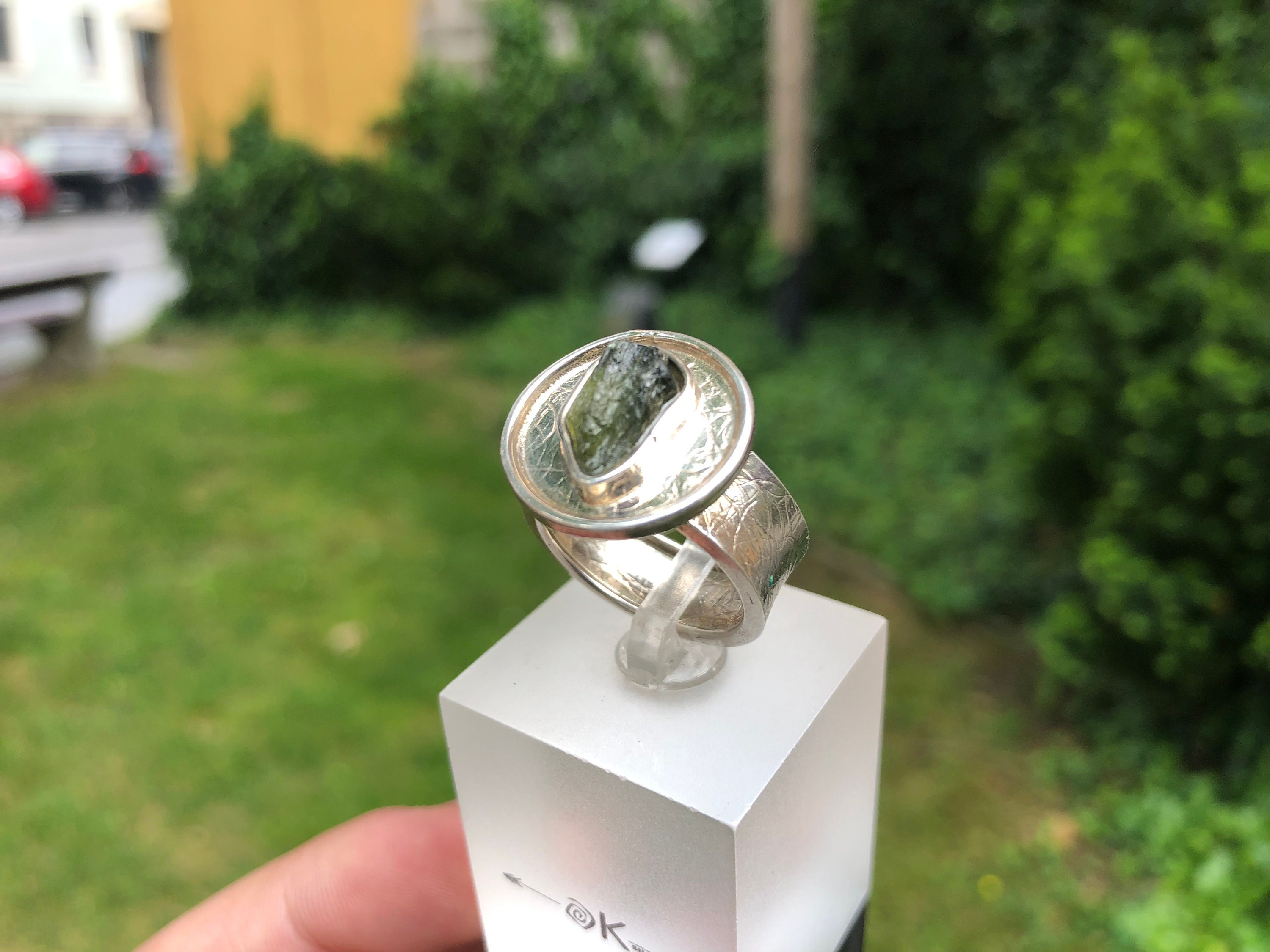 高品質　モルダバイト　リング　隕石 1点物】希少AA☆Silver925 モルダバイト隕石 15x11mm 原石 指輪