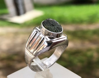モルダバイトシルバーリング 酸化スターリングシルバーのモルダバイトリング：天然グリーン