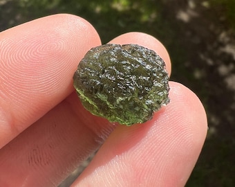 Bola de Cristal de Moldavita Bruta da Chlum – Gema Autêntica de 3,7g