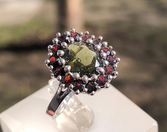 Echter Moldavit Ring aus 925er Sterlingsilber silberfarben mit roten Granaten rund. Moldavit Schmuck / Tektit / Meteorit Edelstein.