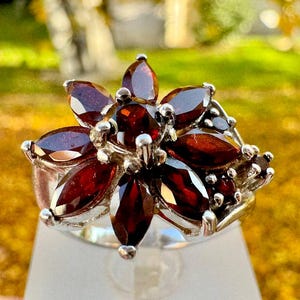 Kette mit Blumen Flowe aus 925 Sterlingsilber, Sahne aus Keramik.