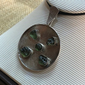 Echter Moldavit-Rohsteinanhänger 100% natürlich mit zertifiziertem Edelstein aus der Tschechischen Republik 925 Sterling Silber Handgefertigter Designer Schmuck