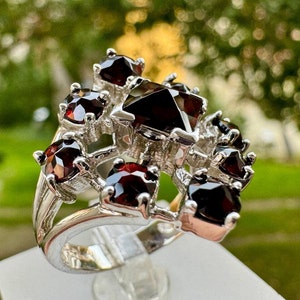 Anillo de granate checo hecho a mano: diseño geométrico en plata de ley 925