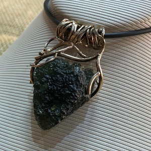Echter Moldavit-Rohsteinanhänger 100% natürlich mit zertifiziertem Edelstein aus der Tschechischen Republik 925 Sterling Silber Handgefertigter Designer Schmuck