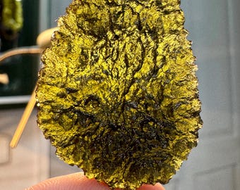 Ovo de Moldavita Verde Maçã: 18,3g Tectita Ouriço de Chlum