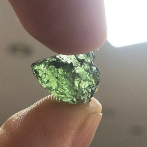 Äkta rå moldavitkristall: tjeckisk meteoritsten bild 4