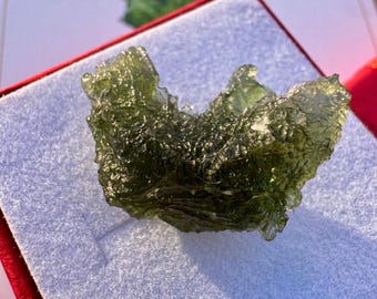 Ouriço moldavita Besednice: cristal raro de tektite verde