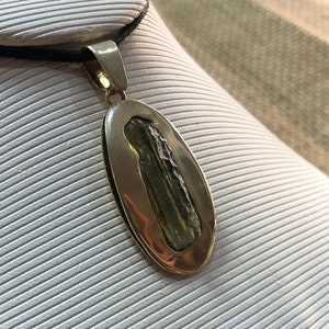 Echter Moldavit-Rohsteinanhänger 100% natürlich mit zertifiziertem Edelstein aus der Tschechischen Republik 925 Sterling Silber Handgefertigter Designer Schmuck