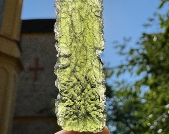 Gota de Moldavita Chlum: Cristal de Moldavita Bruto Autêntico (5 cm x 1,5 cm, 9,6 gramas)
