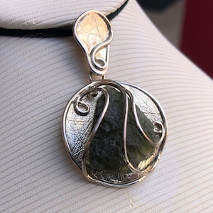 Echter Moldavit Rohstein Anhänger 100% Natur mit Zertifiziertem Edelstein aus Tschechien / 925 Sterlingsilber. Anhänger für Frauen.