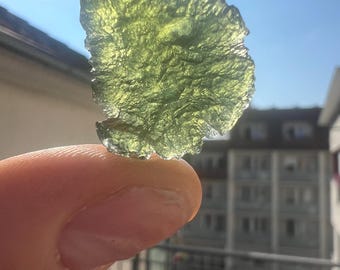 Cristal de moldavita bruta, disco de 4,42g, tectito de meteorito checo.