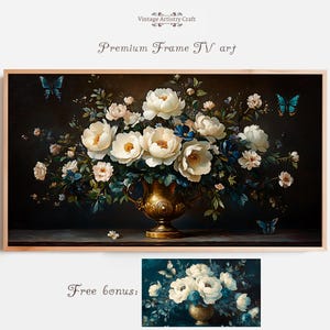 Könnte beinhalten: Ein gerahmtes Gemälde eines Straußes weißer Blumen in einer goldenen Vase mit blauen Schmetterlingen. Die Blumen sind in einer Vase auf einem dunkelbraunen Tisch angeordnet. Der Hintergrund ist dunkelblau.