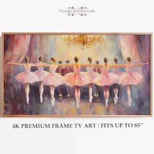Puede incluir: Pintura enmarcada de bailarinas con tutús rosas, con los brazos extendidos, en un escenario con una lámpara de araña. La obra de arte está etiquetada como "Vintage Artistry Craft" y se describe como "4K Premium Frame TV Art" y se adapta hasta 216 cm.