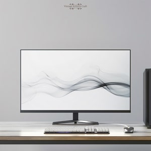 Puede incluir: Un monitor de ordenador negro con un fondo blanco que muestra un diseño abstracto en blanco y negro de líneas onduladas. Un teclado negro y un ratón negro están sobre un escritorio de madera clara.