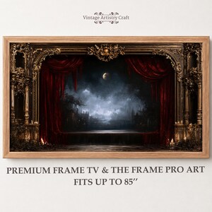 Op de afbeelding: Een rechthoekige houten lijst met een digitaal scherm dat een theaterpodium toont met sierlijke gouden gravures, donkerrode fluwelen gordijnen en een donker landschap met een volle maan. Tekst: Vintage Artistry Craft en Premium Frame TV.